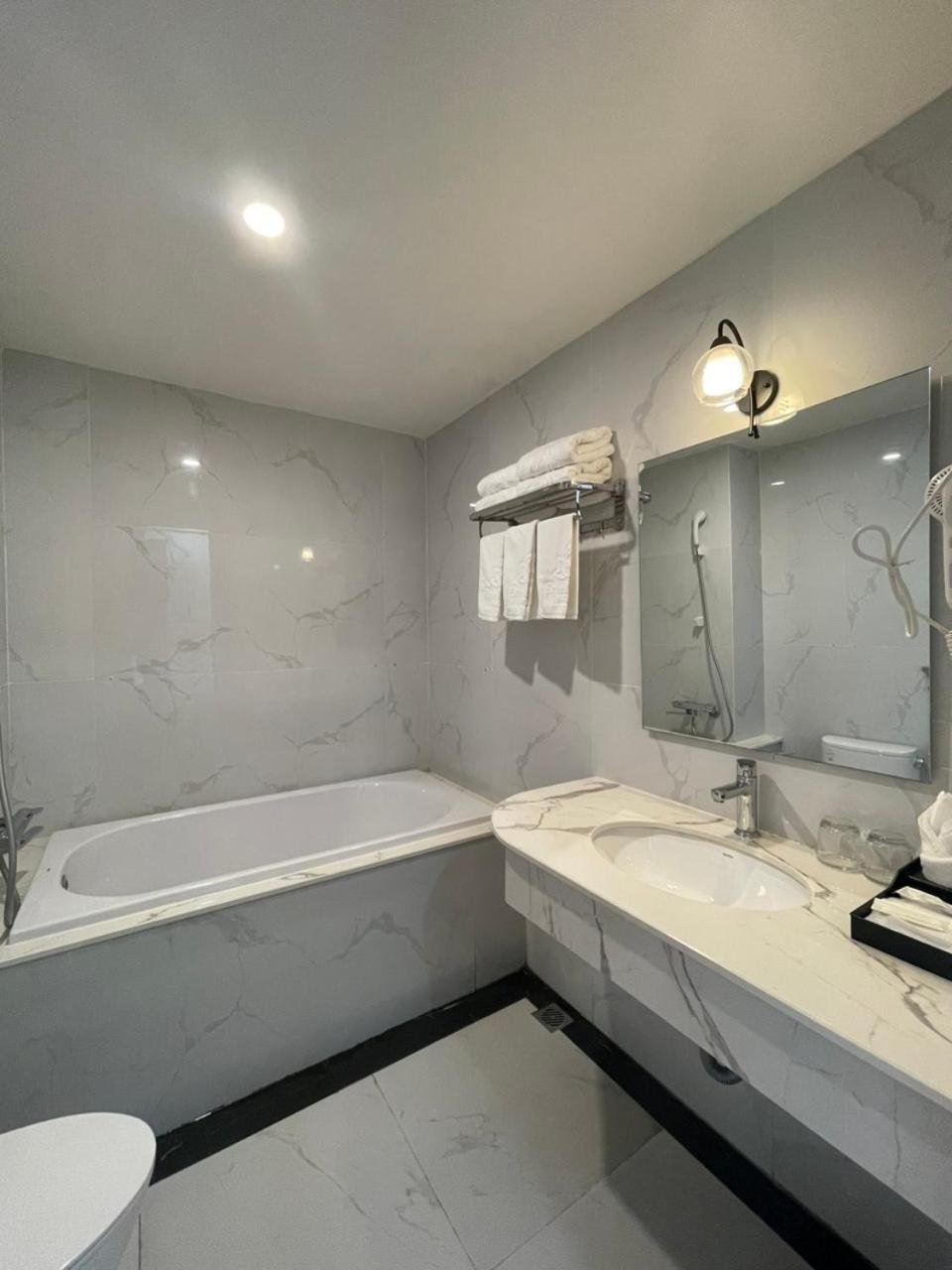 Lotus Hotel & Apartment Hai Phong Exterior photo